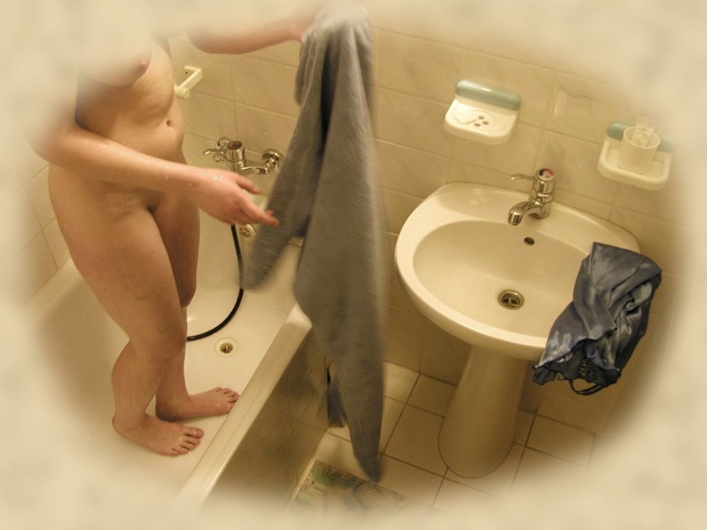 Des images de caméra espionne d'une jeune femme sans méfiance prise en train de prendre une douche.
 #71653700
