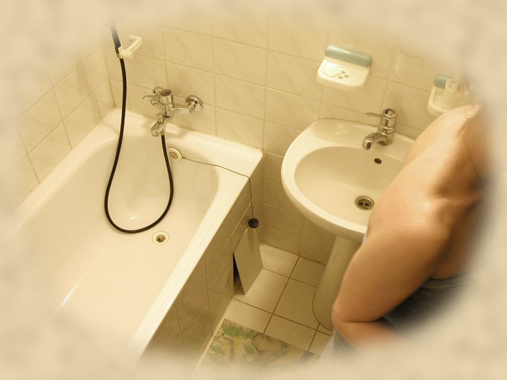 Des images de caméra espionne d'une jeune femme sans méfiance prise en train de prendre une douche.
 #71653716