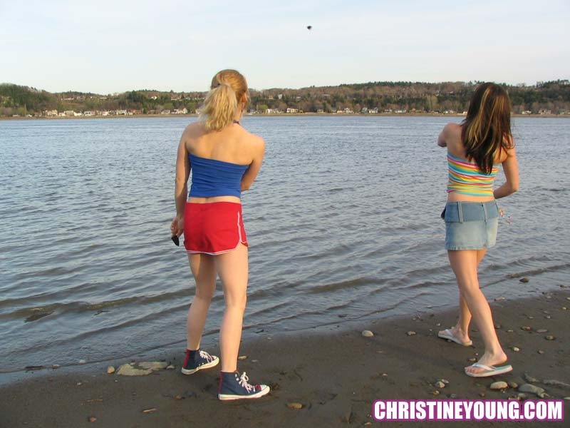 Deux jeunes lesbiennes se taquinant et s'amusant au bord de l'eau.
 #73113871