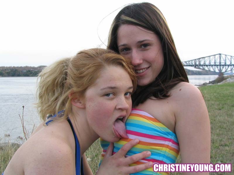 2人の若いレズビアンが水辺でからかいながら楽しんでいます
 #73113907
