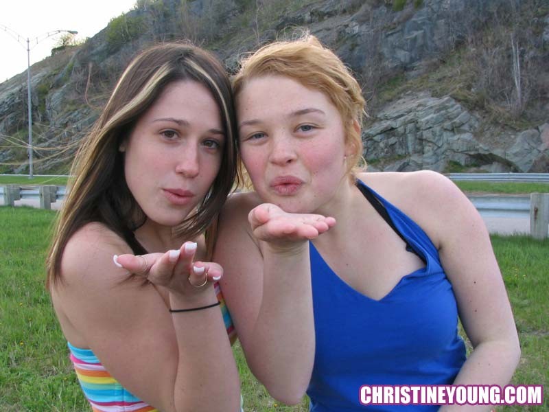 Due giovani lesbiche che si prendono in giro e si divertono vicino all'acqua
 #73113937