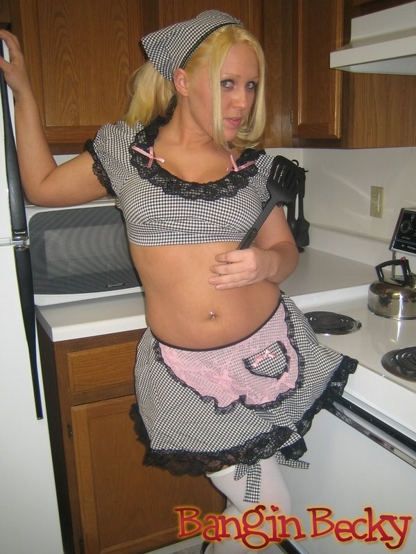 Becky se pone cachonda en la cocina y usa una espátula
 #75499981