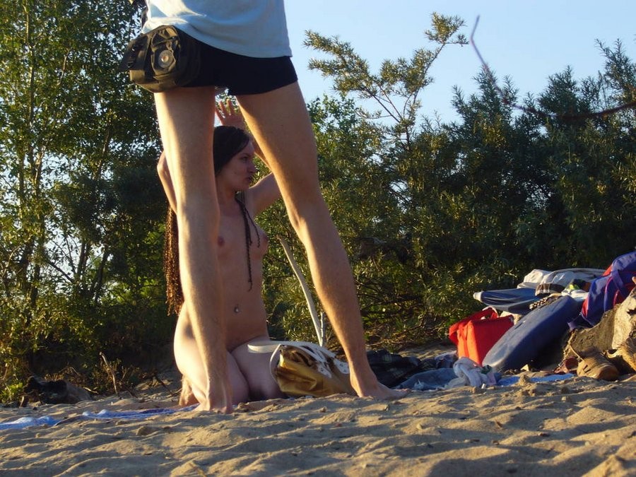 Des jeunes nudistes sexy rendent cette plage nudiste encore plus chaude.
 #72254400