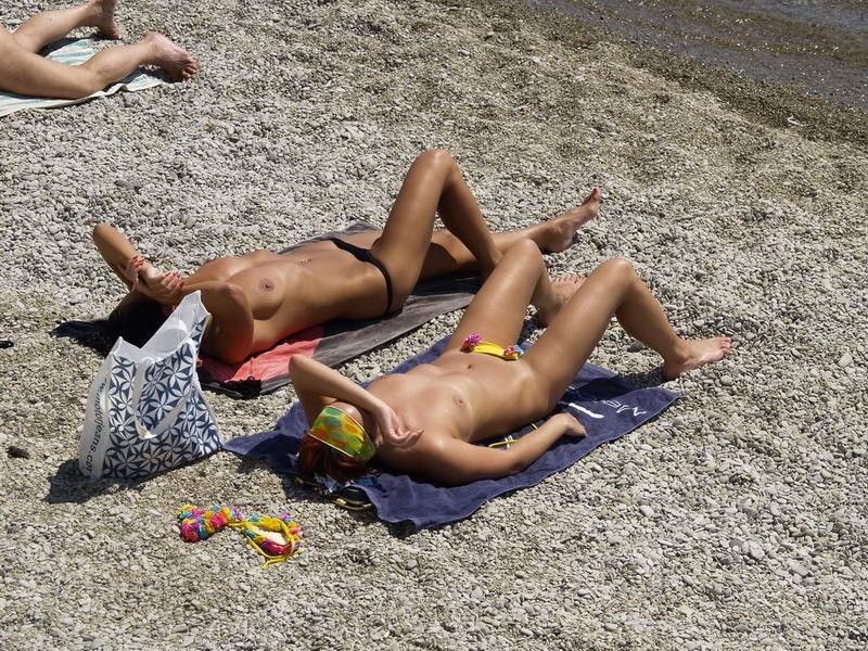Des jeunes nudistes sexy rendent cette plage nudiste encore plus chaude.
 #72254410