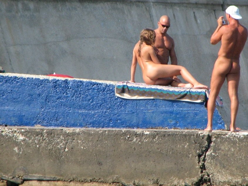 Des jeunes nudistes sexy rendent cette plage nudiste encore plus chaude.
 #72254422