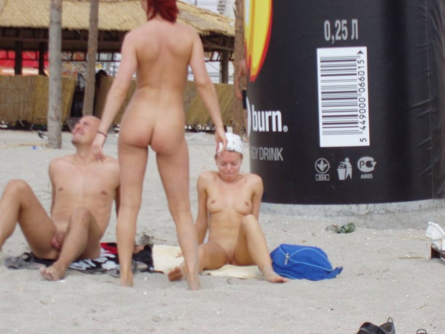 Des jeunes nudistes sexy rendent cette plage nudiste encore plus chaude.
 #72254544