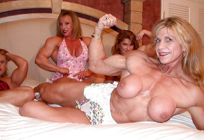 Des femmes bodybuilders sexy avec de gros muscles
 #70983867