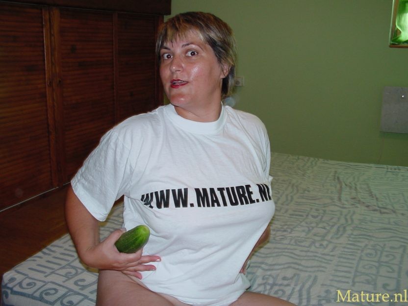 Cette maman mature aime ses légumes
 #76425669