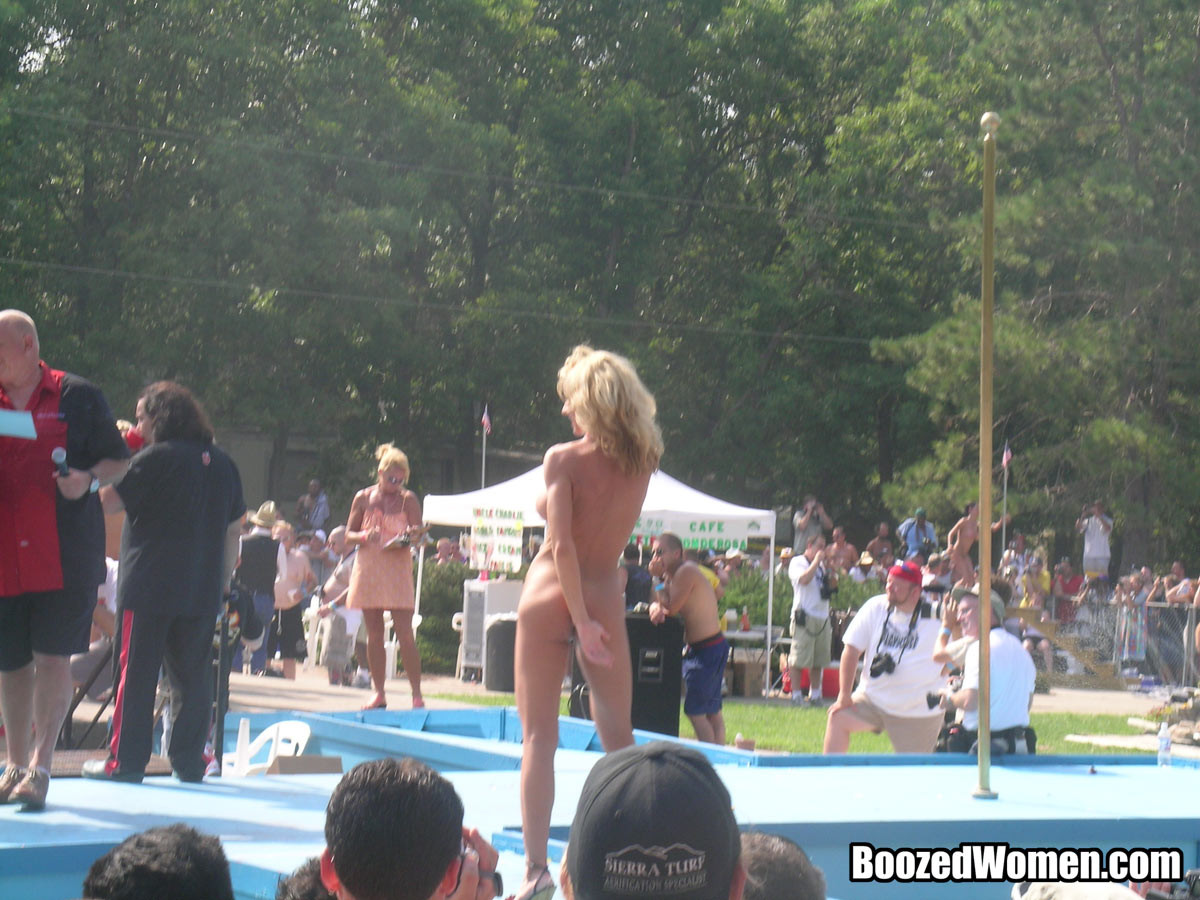 Nacktwettbewerb mit heißen Mädchen von nebenan
 #78913833