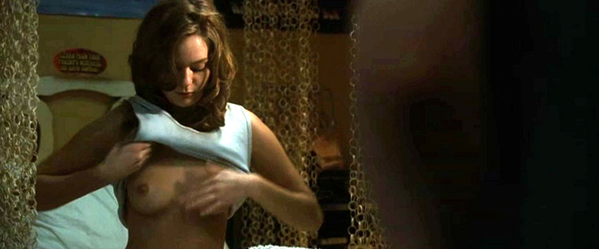 Hanna hall montrant ses beaux gros seins dans des captures de films nus
 #75400514