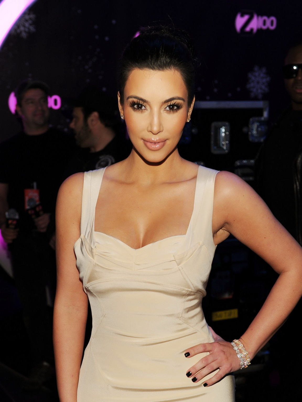 Kim Kardashian che mostra la scollatura enorme al ballo di jingle di z100 in nyc #75324138