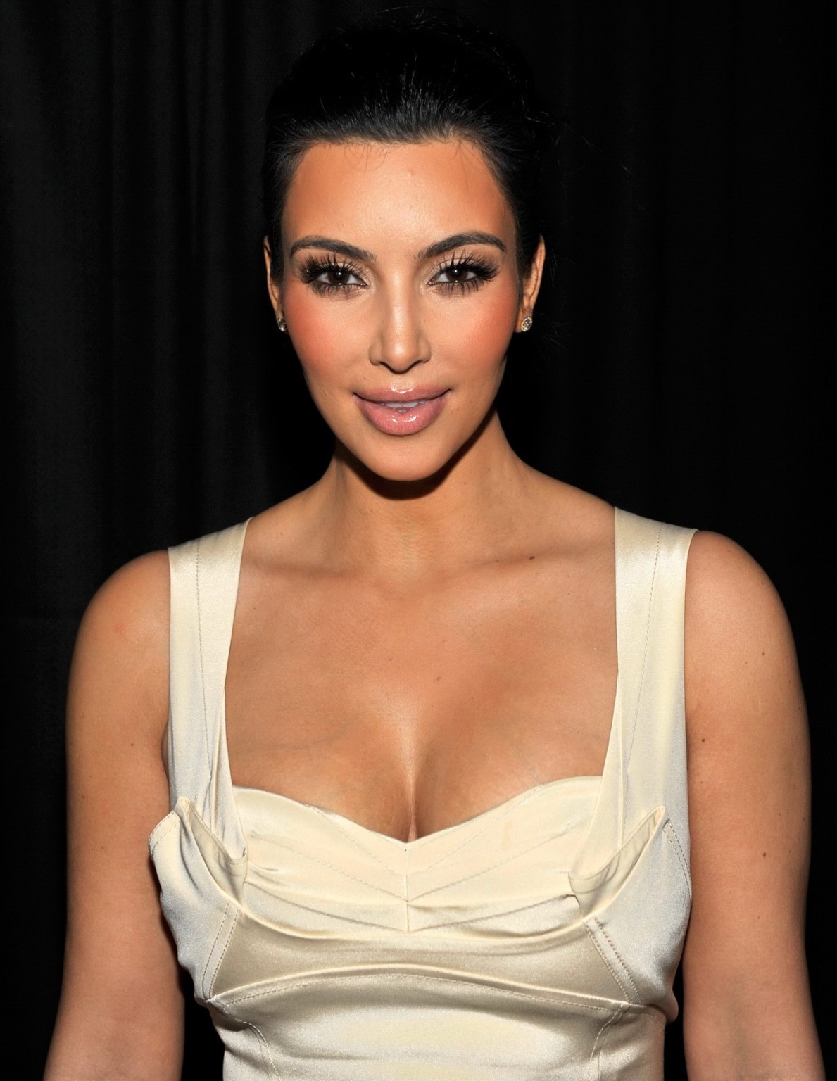 Kim Kardashian che mostra la scollatura enorme al ballo di jingle di z100 in nyc #75324181