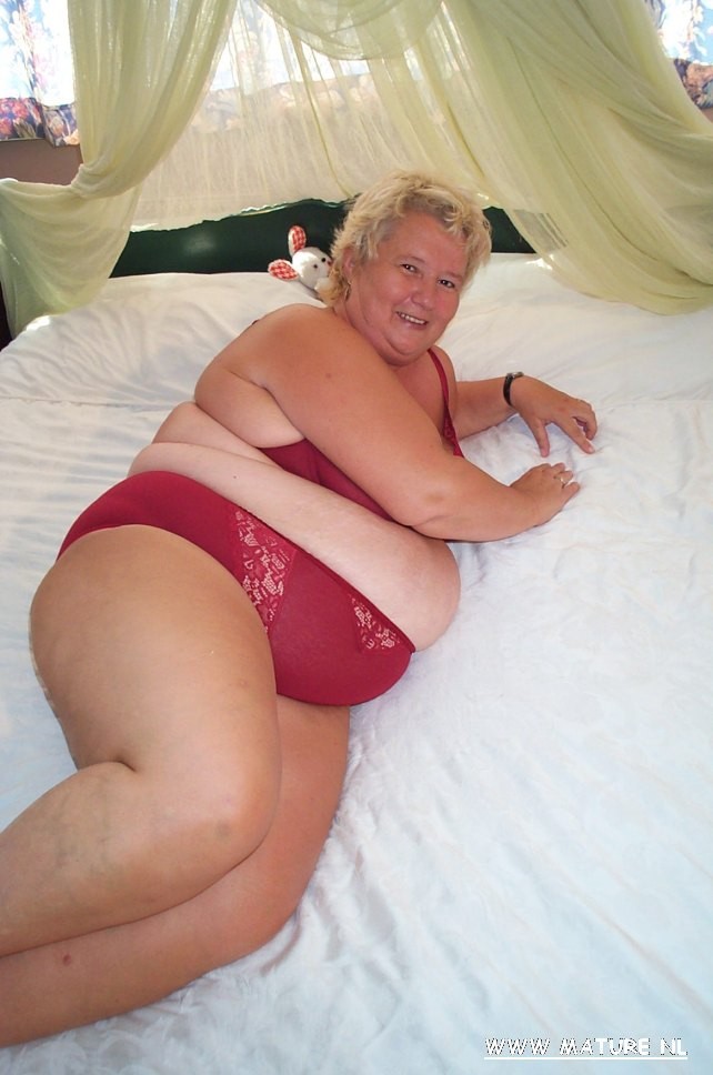 Nonna dal culo grasso si fa sbattere
 #75533536