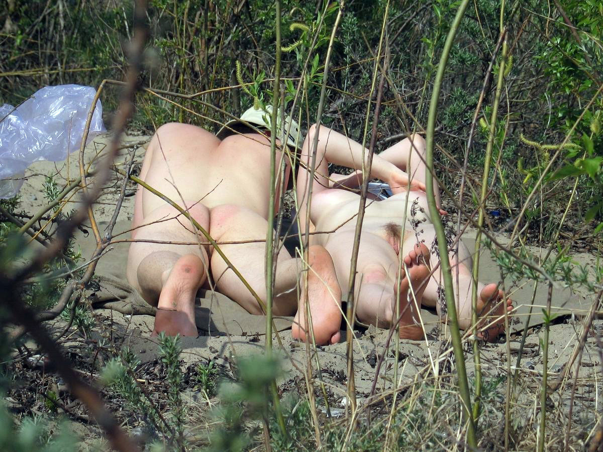 Une bombe à gros seins exhibe son corps nu à la plage. #72245110