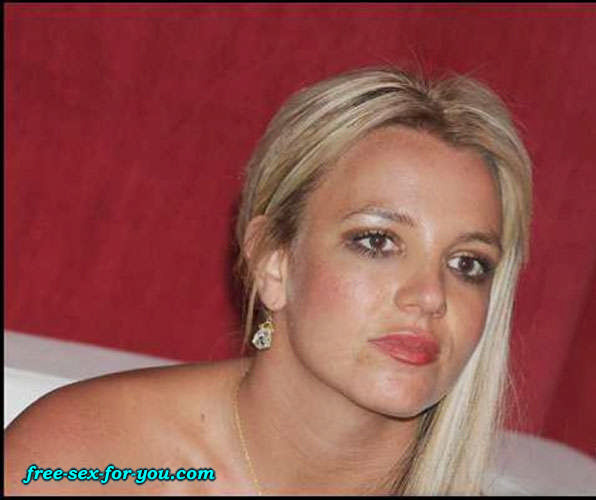 Britney spears mostrando su coño afeitado y dando una buena mamada
 #75418790