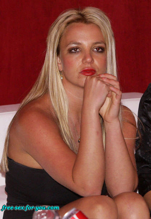 Britney spears mostrando su coño afeitado y dando una buena mamada
 #75418821