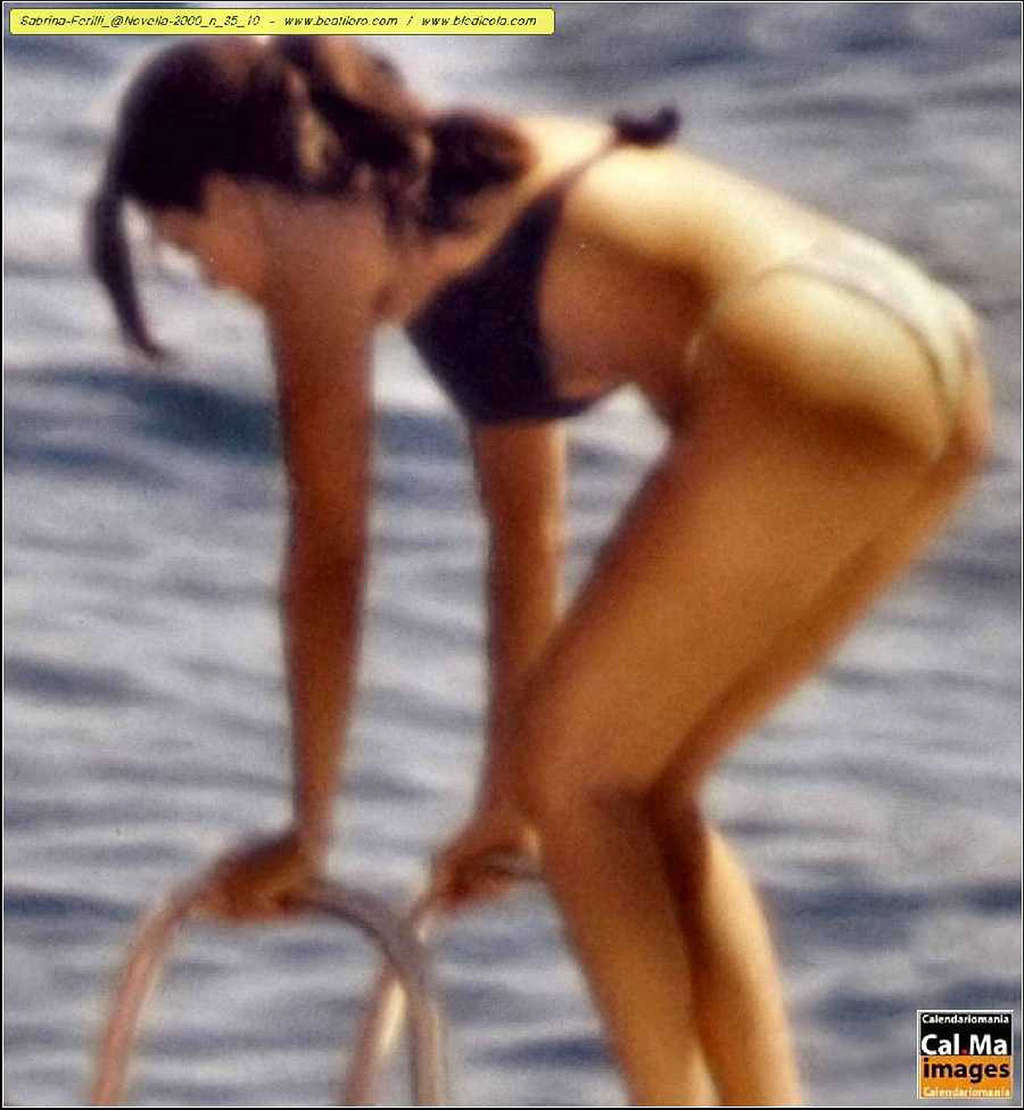 Sabrina ferilli montrant des fesses sexy en string et des seins extrêmement énormes
 #75363199