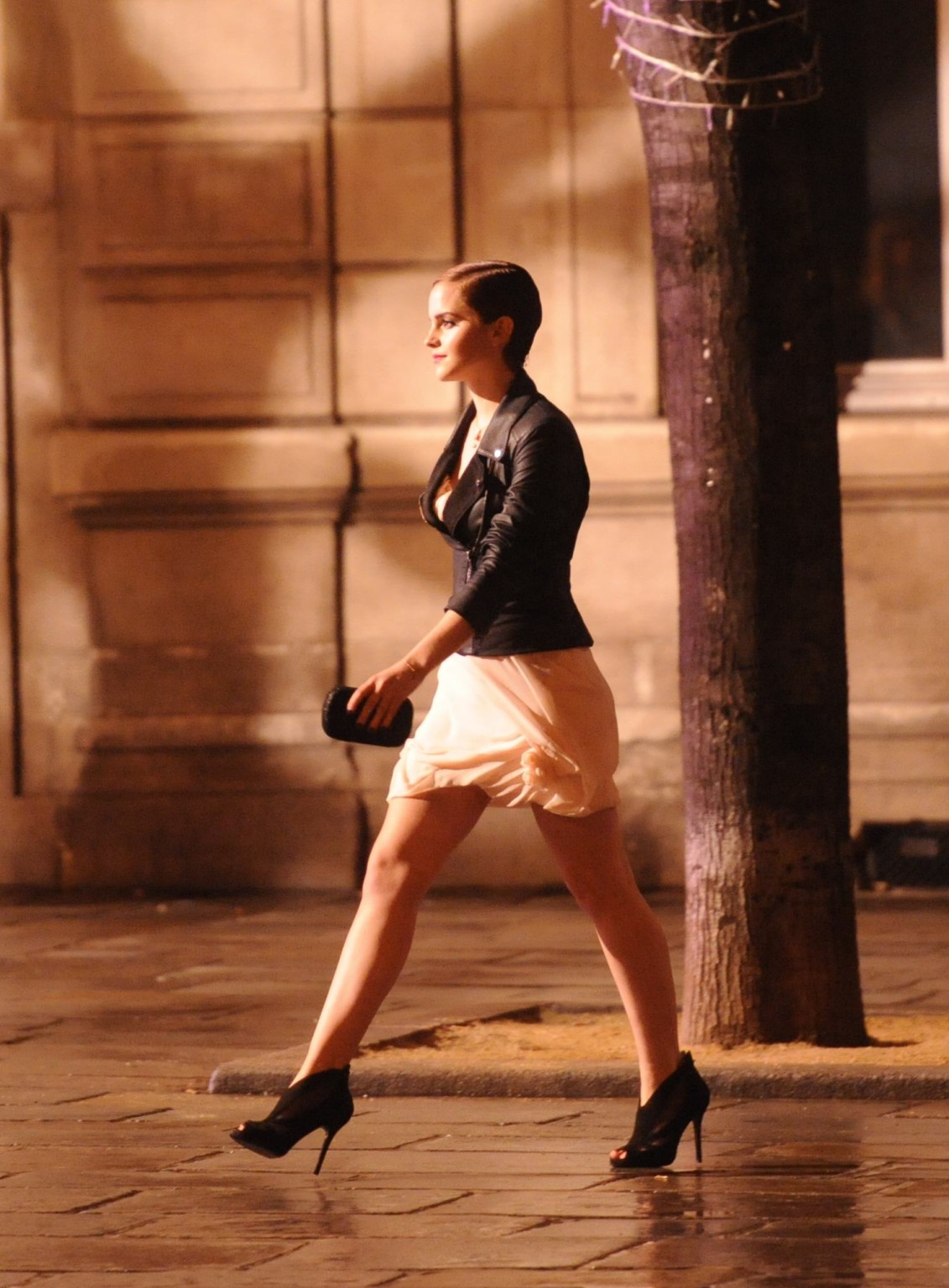 Emma Watson langbeinig im Minikleid beim Dreh einer Lancome-Promo in Paris
 #75313359