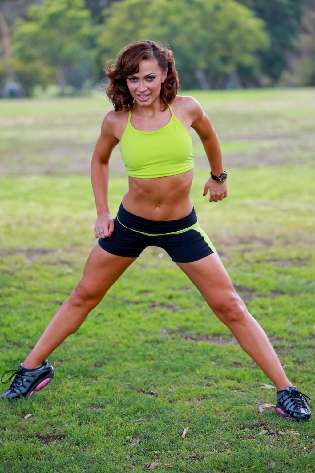 Karina smirnoff mostrando i suoi addominali perfetti in un photoshoot di allenamento
 #75324573