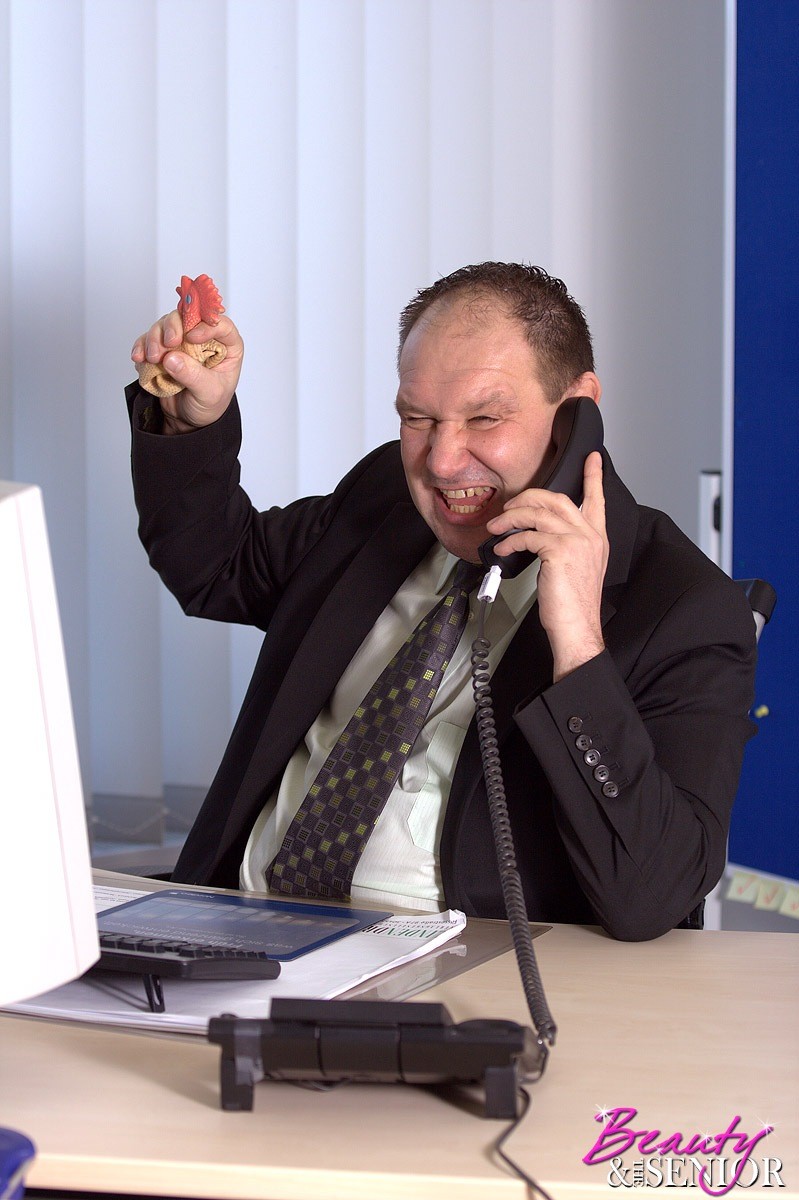 Vecchio ufficio arrapato che lavora sbatte il babe più caldo
 #78460662