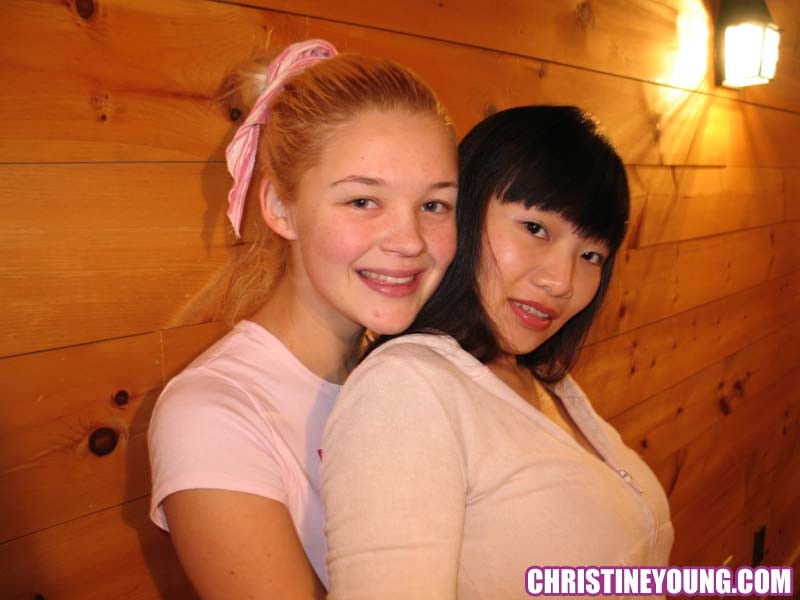 Due incredibili giovani ragazze Christine Young e Yumi Lee in posa
 #73115462