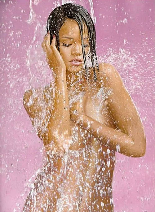 Rihanna exponiendo sus bonitas tetas grandes y posando en topless para una sesión de fotos
 #75381734