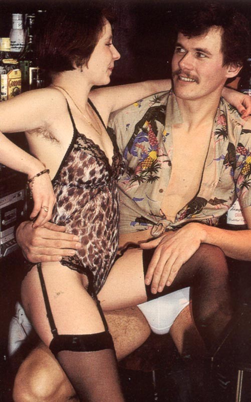 Dos chicos retro follando con dos peludas setenteras
 #69307842