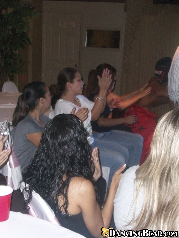 淫らな女たちが深夜のハードコア・パーティーで素晴らしいフェラチオをする
 #71575447
