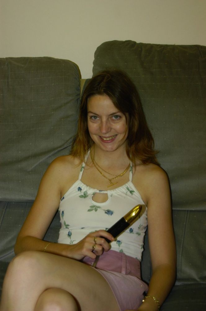 Schmutzige betrunkene Hausfrau macht zum ersten Mal Dildo-Posing-Fotos
 #76276947