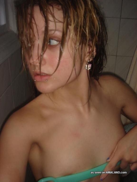 シャワーを浴びる青い目のブロンド・エモ・ベイブの写真セット
 #68134914