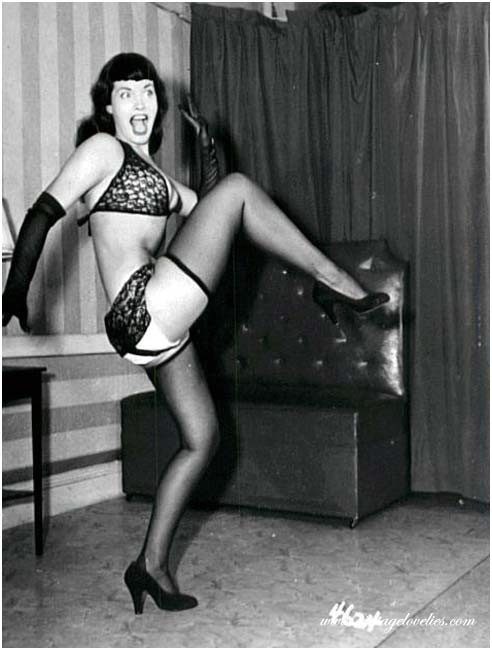 La jolie pin-up Bettie Page posant nue dans les années 50.
 #72072463