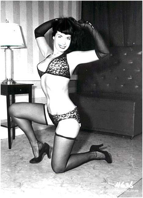 La jolie pin-up Bettie Page posant nue dans les années 50.
 #72072471