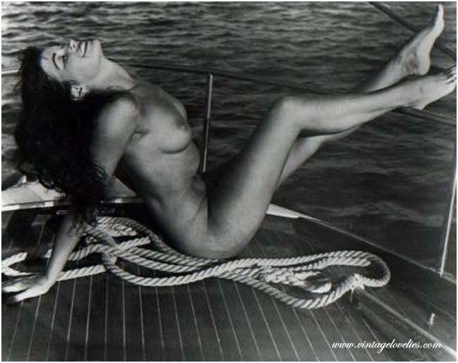 Hübscher Pinup-Star Bettie Page posiert nackt in den Fünfzigern
 #72072538