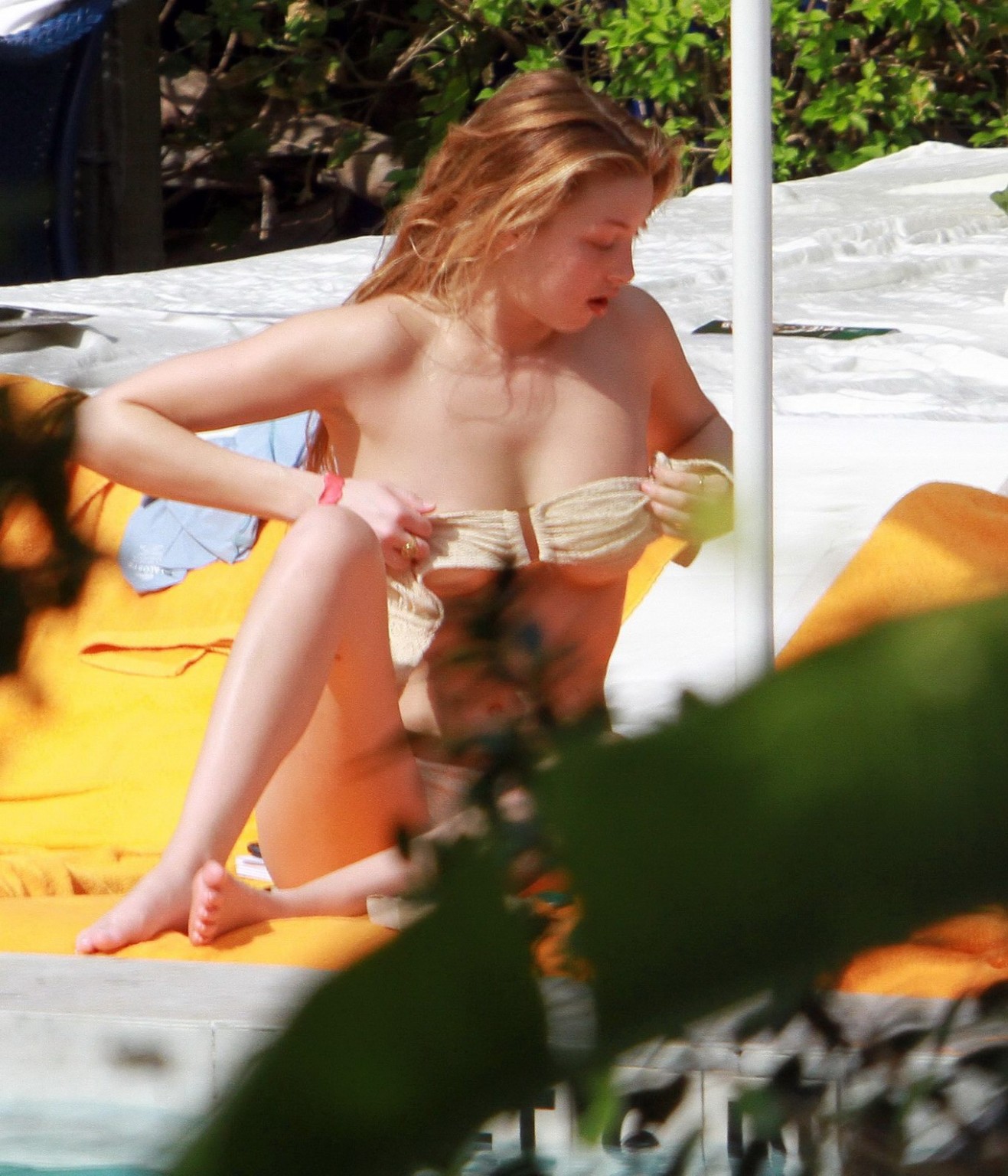Whitney port mostrando sus tetas saliendo de un bikini junto a la piscina en miami
 #75275383