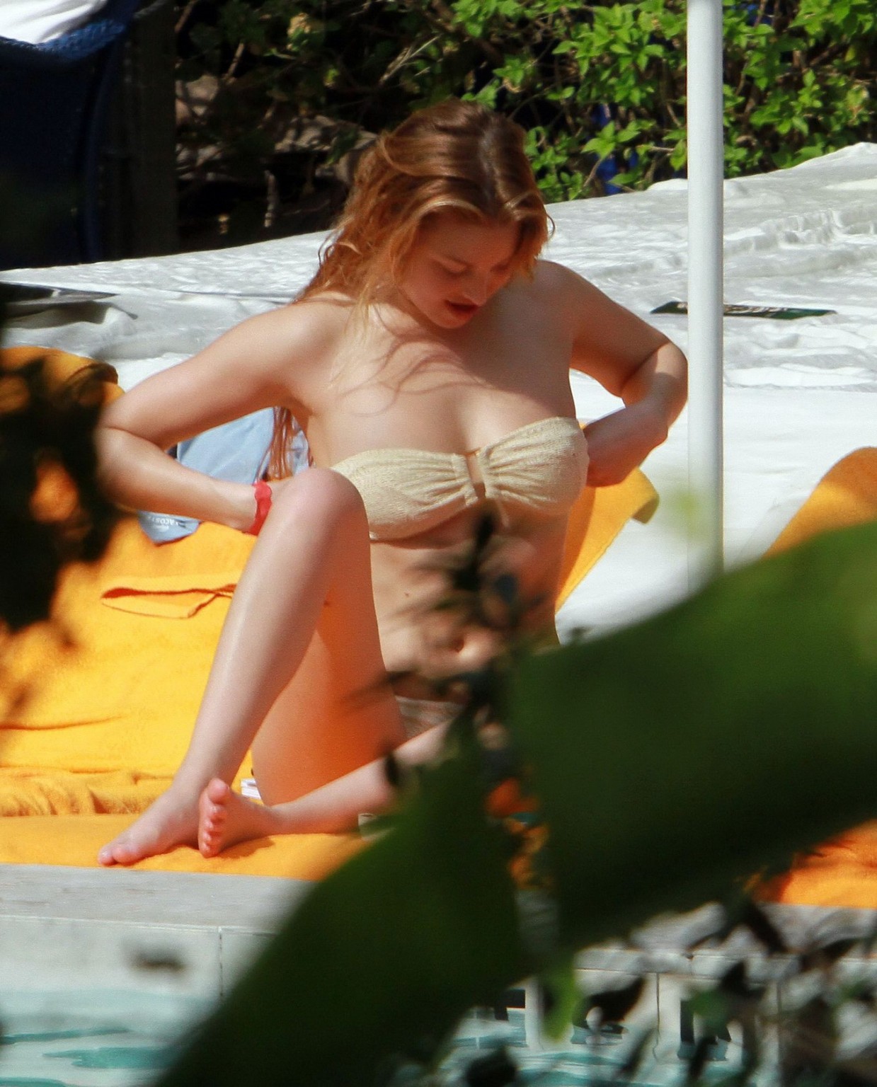 Whitney port mostrando le sue tette scoppiando fuori un bikini a bordo piscina a miami #75275403