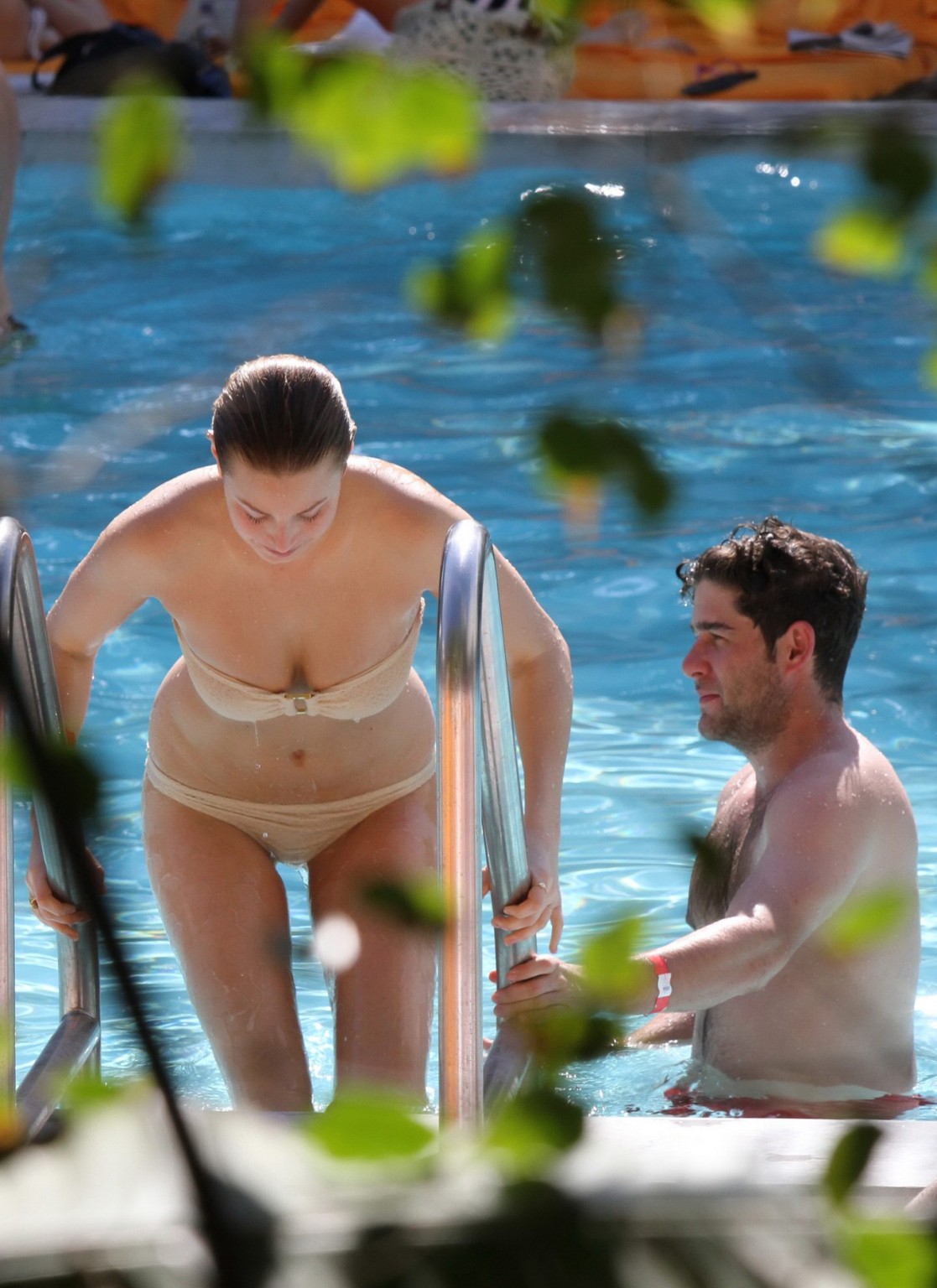 Whitney port mostrando le sue tette scoppiando fuori un bikini a bordo piscina a miami #75275478