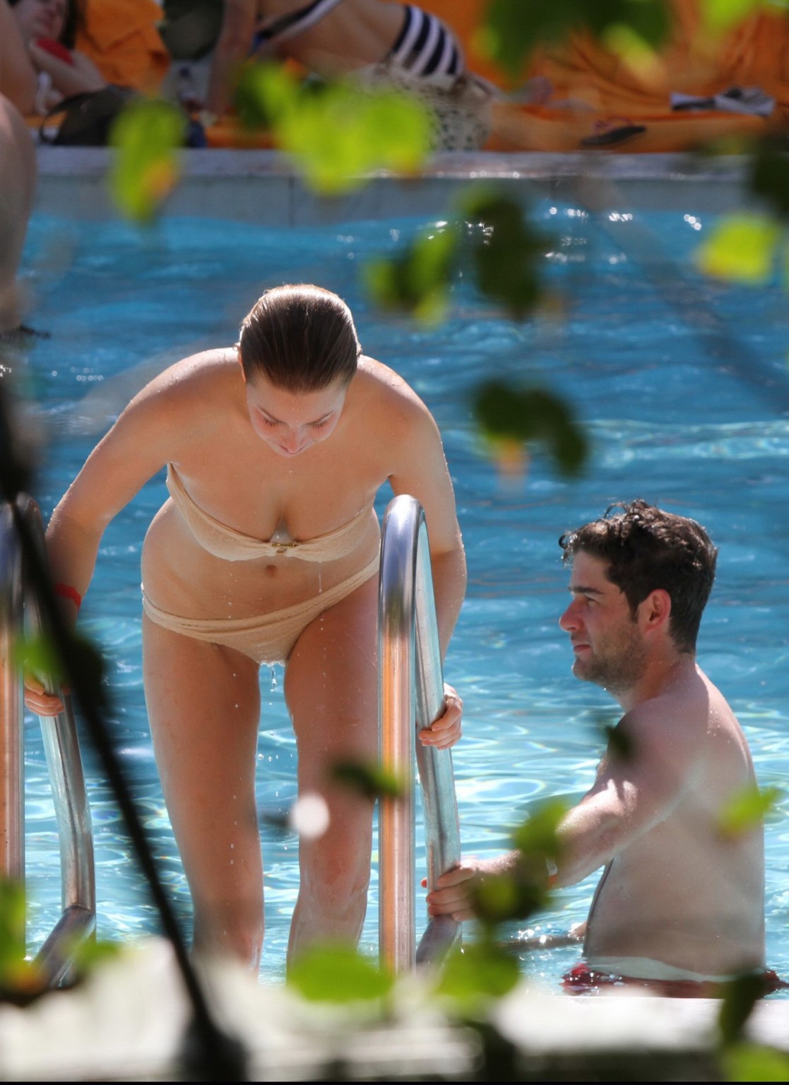 Whitney port mostrando sus tetas saliendo de un bikini junto a la piscina en miami
 #75275483