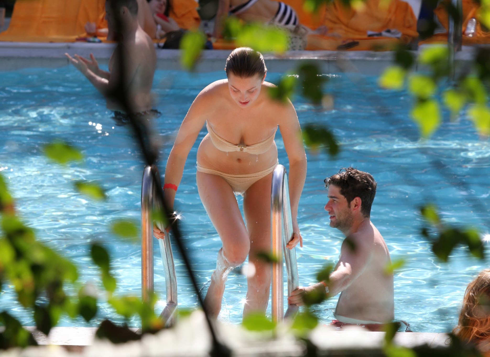 Whitney port mostrando le sue tette scoppiando fuori un bikini a bordo piscina a miami #75275491