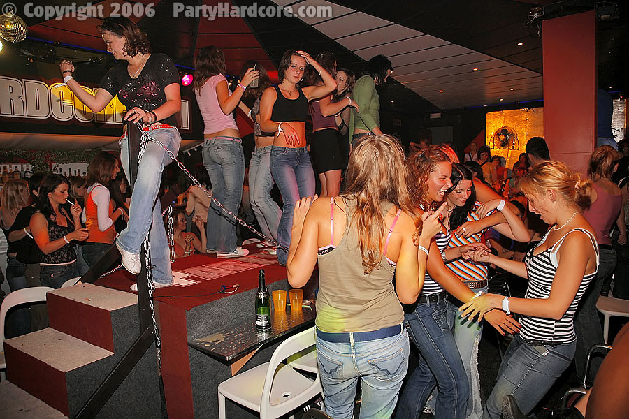 Party hardcore :: freche Amateur-Mädchen in heißer Gangbang-Orgie in privatem Club
 #76821448