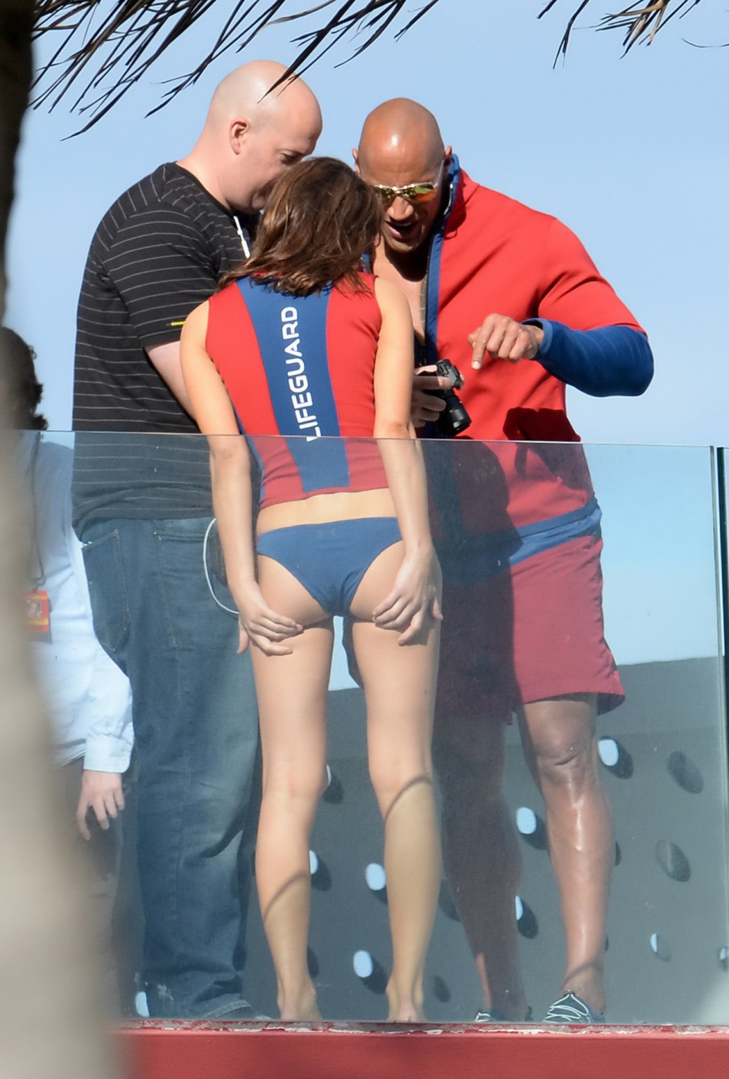 Alexandra Daddario che mostra il suo culo caldo in bikini
 #75145172