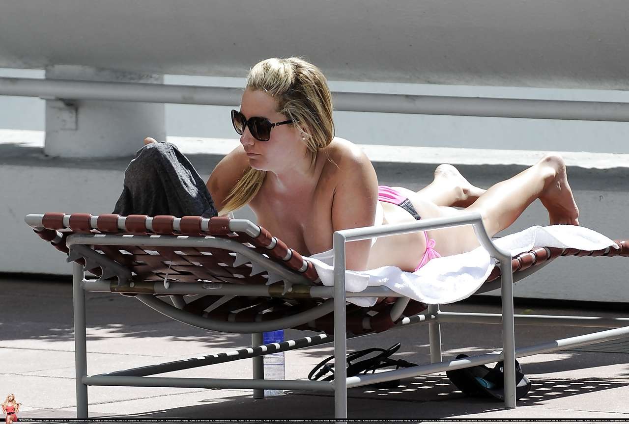 Ashley tisdale montrant ses fesses et son corps en bikini photos paparazzi
 #75284328