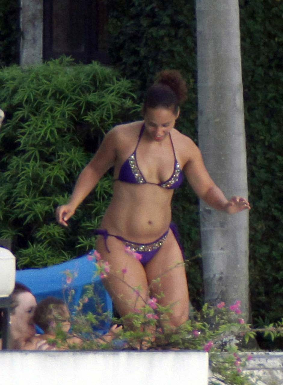 Alicia Keys che espone il suo cazzo di corpo sexy e il culo caldo in bikini in piscina
 #75294895
