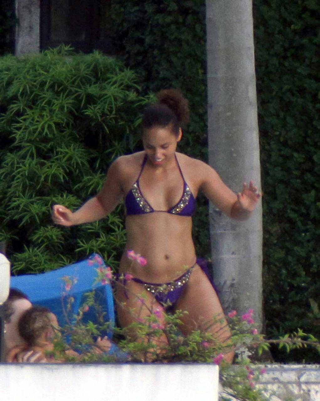 Alicia Keys che espone il suo cazzo di corpo sexy e il culo caldo in bikini in piscina
 #75294899