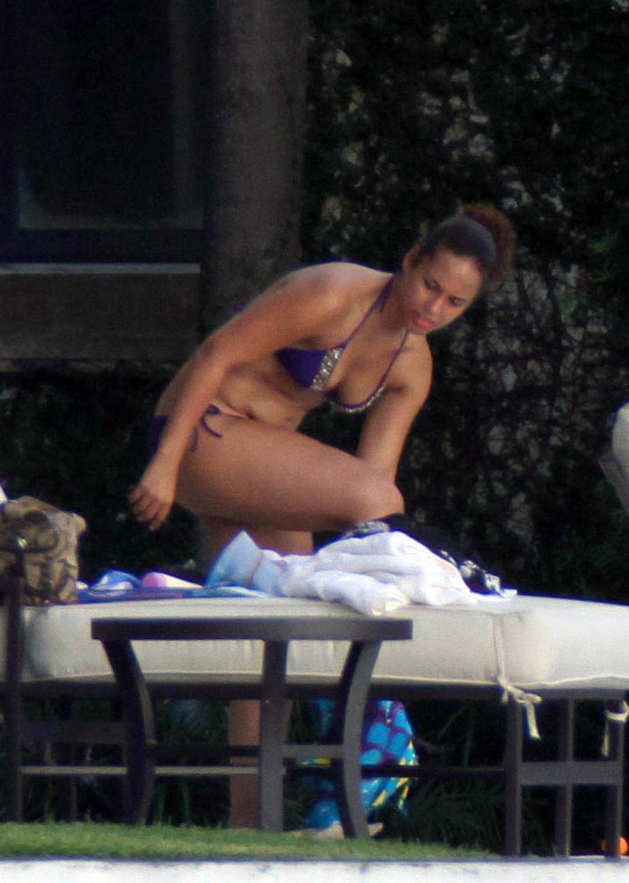 Alicia Keys che espone il suo cazzo di corpo sexy e il culo caldo in bikini in piscina
 #75294910