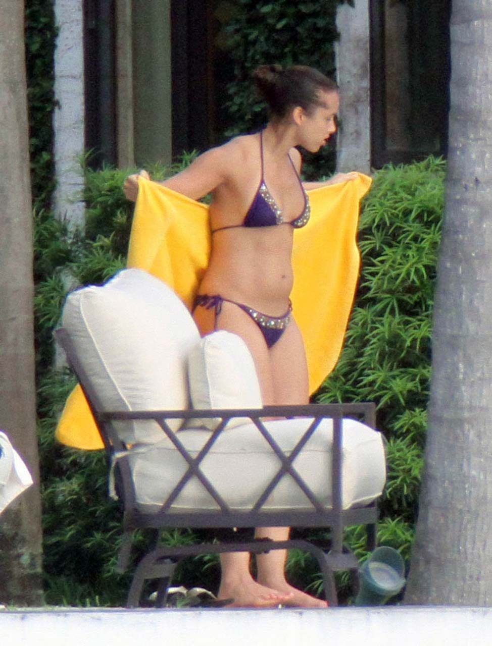 Alicia keys entblößt ihren sexy Körper und heißen Arsch im Bikini am Pool
 #75294920