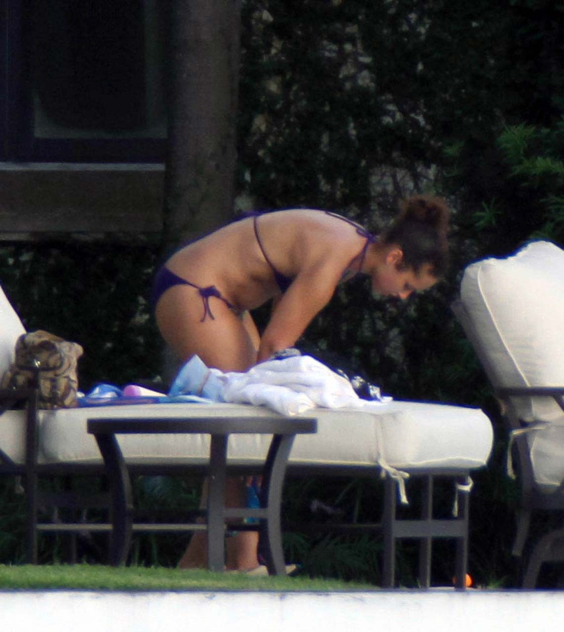 Alicia keys exposant son corps sexy et son cul chaud en bikini sur la piscine
 #75294924