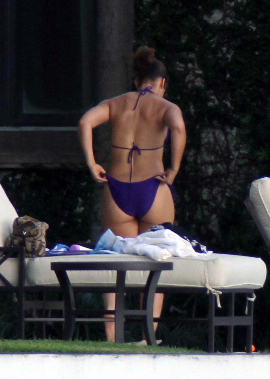 Alicia Keys che espone il suo cazzo di corpo sexy e il culo caldo in bikini in piscina
 #75294942