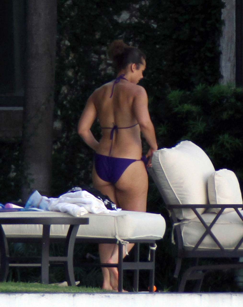 Alicia keys exposant son corps sexy et son cul chaud en bikini sur la piscine
 #75294946
