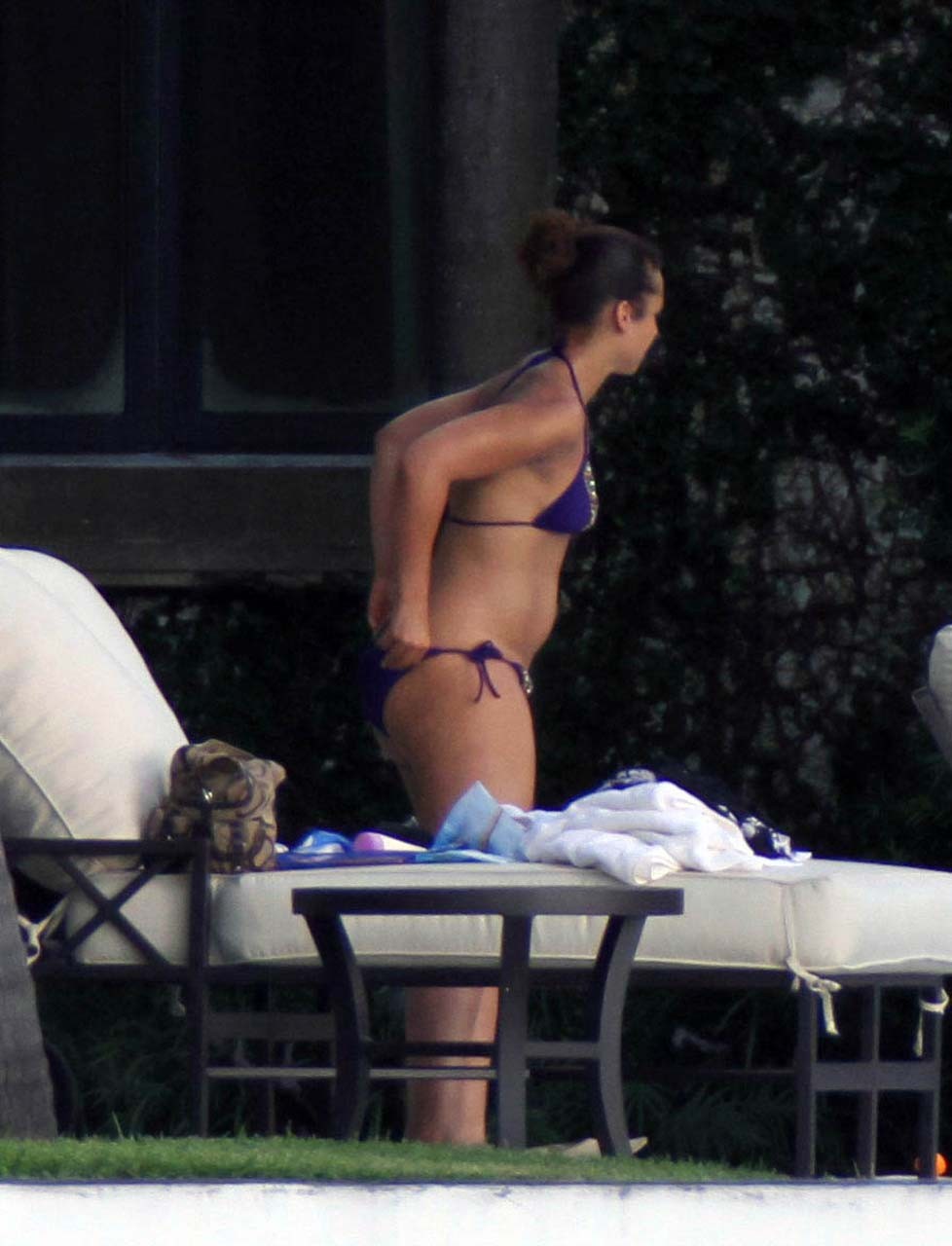 Alicia Keys che espone il suo cazzo di corpo sexy e il culo caldo in bikini in piscina
 #75294954