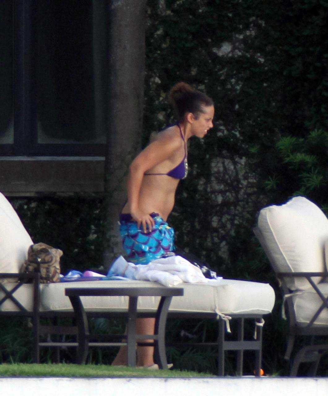 Alicia Keys che espone il suo cazzo di corpo sexy e il culo caldo in bikini in piscina
 #75294969